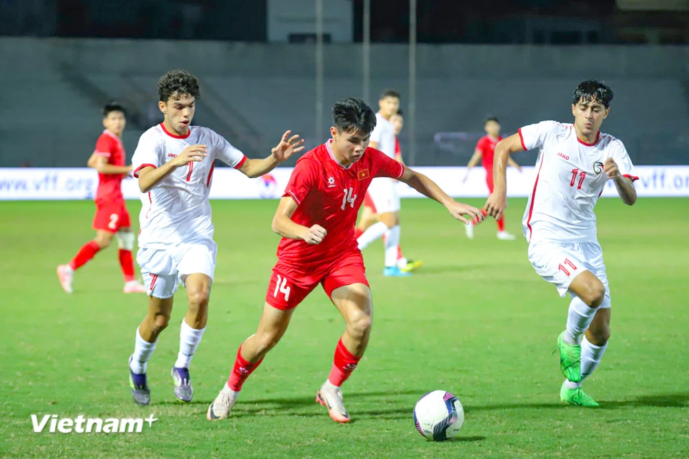 Đội tuyển U20 Việt Nam (áo đỏ) nhận thất bại 0-1 trước U20 Syria ở lượt trận cuối vòng bảng Vòng loại U20 châu Á 2025. (Ảnh: Việt Anh/Vietnam+)