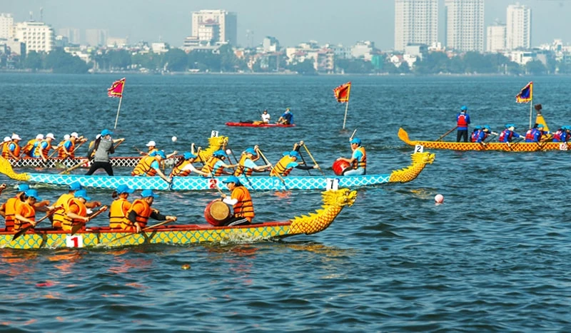 Không gian hồ Tây sẽ là nơi tranh tài của các đội tham gia Giải Bơi chải Thuyền rồng Hà Nội 2024.