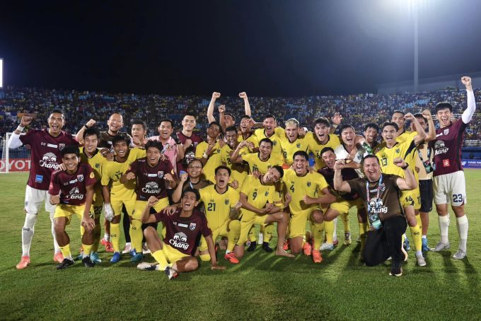 Thái Lan mừng chức vô địch Kings Cup 2024 sau khi thắng Philippines 3-1 và Syria 2-1. Ảnh: FAT