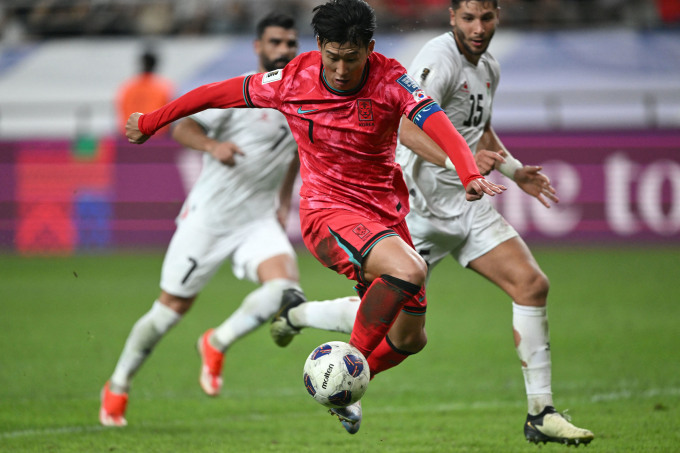 Son Heung-min kiểm soát bóng trong trận Hàn Quốc hòa Palestine 1-1 ở lượt sáu bảng B vòng loại ba World Cup 2026 - khu vực châu Á. Ảnh: AFP